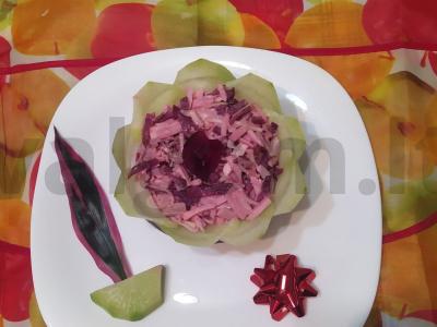 Rose Munda salotos su daržovėmis ir virta dešra pagrindine nuotrauka