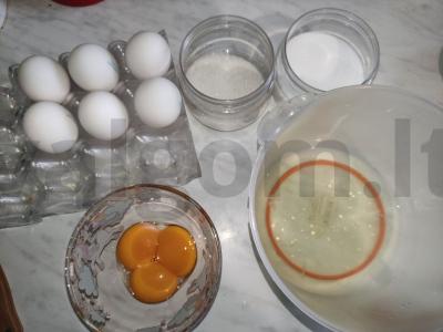 Kempinių kremo ritinys su bananais Žingsnis 1