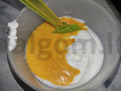 Kempinių kremo ritinys su bananais Žingsnis 4