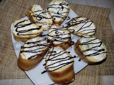 Kempinių kremo ritinys su bananais pagrindine nuotrauka