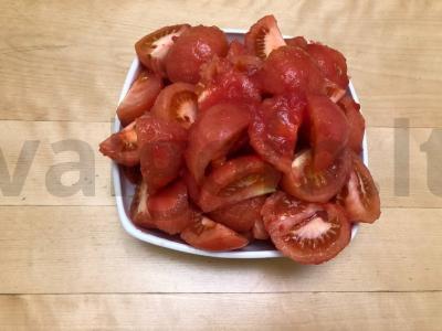 Daržovių užkandis iš pomidorų ir žolelių Žingsnis 1