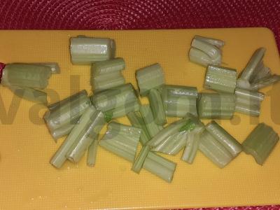 Bananų, salierų ir obuolių kokteilis su feijoa Žingsnis 1