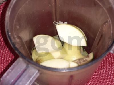 Bananų, salierų ir obuolių kokteilis su feijoa Žingsnis 2