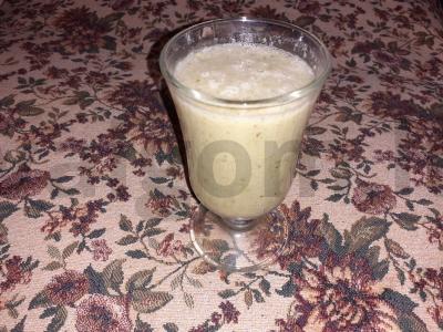 Bananų, salierų ir obuolių kokteilis su feijoa pagrindine nuotrauka