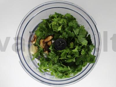 Mėtų ir petražolių lapų pesto padažas Žingsnis 1