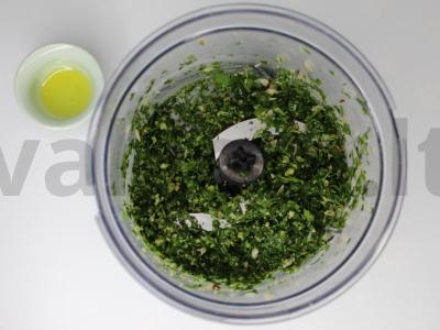 Mėtų ir petražolių lapų pesto padažas Žingsnis 2
