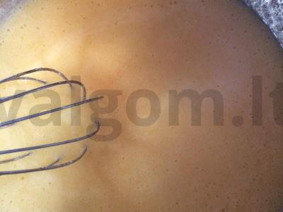 Medaus pyragas su plakta grietinėle. Žingsnis 1