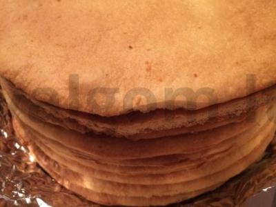 Medaus pyragas su plakta grietinėle. Žingsnis 4