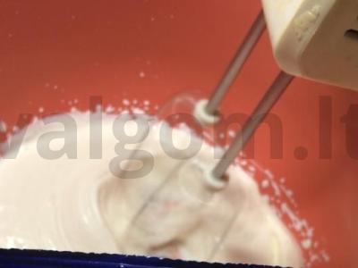 Medaus pyragas su plakta grietinėle. Žingsnis 5