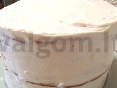 Medaus pyragas su plakta grietinėle. pagrindine nuotrauka