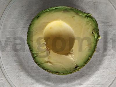 Kiaušinis, keptas avokade ir pomidoruose Žingsnis 1