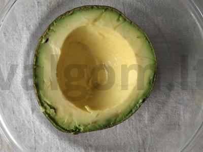 Kiaušinis, keptas avokade ir pomidoruose Žingsnis 2