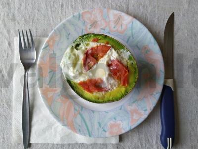 Kiaušinis, keptas avokade ir pomidoruose Žingsnis 4