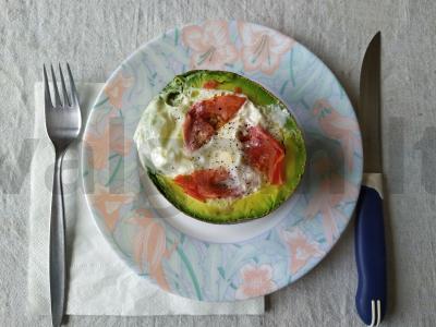 Kiaušinis, keptas avokade ir pomidoruose Žingsnis 5