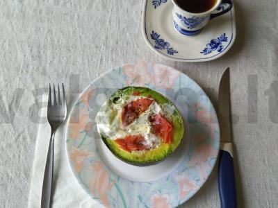 Kiaušinis, keptas avokade ir pomidoruose Žingsnis 6