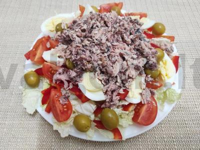 Tuno salotos su grietinės padažu pagrindine nuotrauka