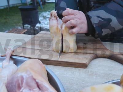 Kaimiškai surinktas cholodets iš keturių rūšių mėsos Žingsnis 1