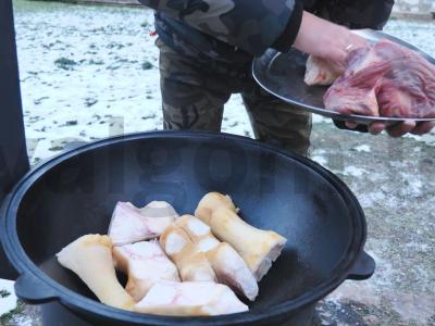 Kaimiškai surinktas cholodets iš keturių rūšių mėsos Žingsnis 3