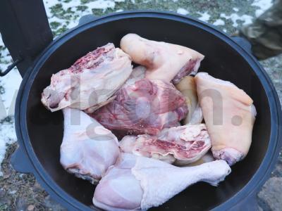 Kaimiškai surinktas cholodets iš keturių rūšių mėsos Žingsnis 4