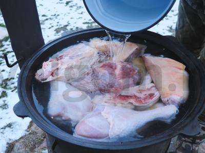 Kaimiškai surinktas cholodets iš keturių rūšių mėsos Žingsnis 5