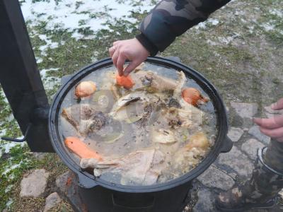 Kaimiškai surinktas cholodets iš keturių rūšių mėsos Žingsnis 7