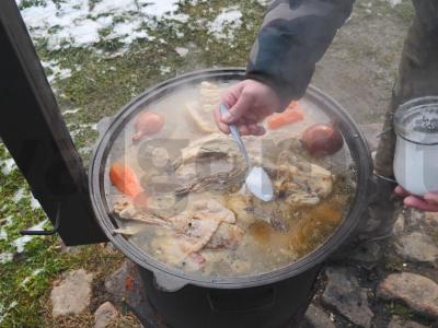Kaimiškai surinktas cholodets iš keturių rūšių mėsos Žingsnis 8