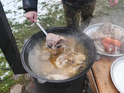 Kaimiškai surinktas cholodets iš keturių rūšių mėsos Žingsnis 9