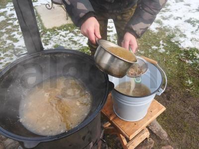 Kaimiškai surinktas cholodets iš keturių rūšių mėsos Žingsnis 10