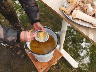Kaimiškai surinktas cholodets iš keturių rūšių mėsos Žingsnis 11
