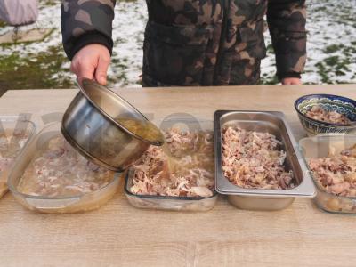 Kaimiškai surinktas cholodets iš keturių rūšių mėsos Žingsnis 13