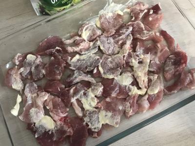 Prancūziško stiliaus mėsa su cukinijomis ir bulvėmis Žingsnis 1