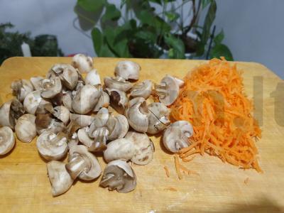 Bulvės, keptos su grybais ir morkomis Žingsnis 2