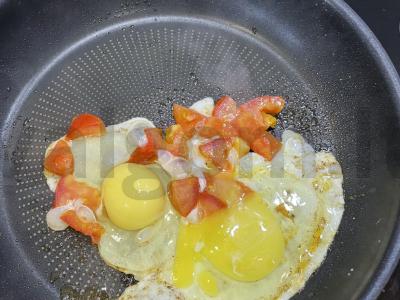 Glazūnija su pomidorais, sūriu ir prieskoniais Žingsnis 3