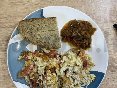 Glazūnija su pomidorais, sūriu ir prieskoniais pagrindine nuotrauka