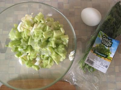 Salotos "Pavasario vitaminai" su ridikėliais ir kiaušiniu Žingsnis 3