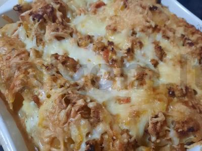 Klasikinė lazanija su grietinėlės padažu pagrindine nuotrauka