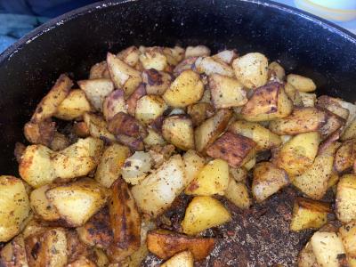 Traškios keptos bulvės su prieskoniais pagrindine nuotrauka