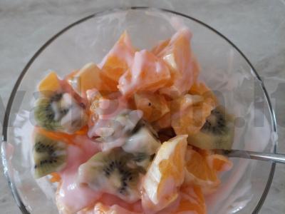 Vaisių salotos su kiviais ir jogurtu pagrindine nuotrauka