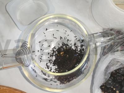 Arbata su juodaisiais serbentais ir cukrumi Žingsnis 1