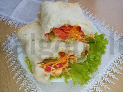 Šavarma su vištiena ir granatų sėklomis pagrindine nuotrauka