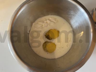 Plikytas kefyro apkepas su vyšnių uogomis Žingsnis 1