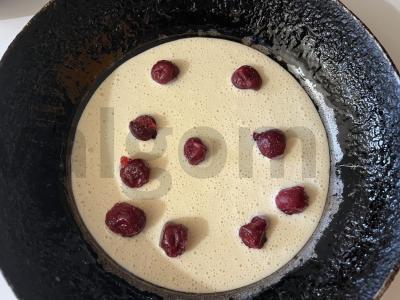 Plikytas kefyro apkepas su vyšnių uogomis Žingsnis 6