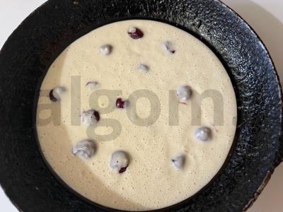 Plikytas kefyro apkepas su vyšnių uogomis Žingsnis 7