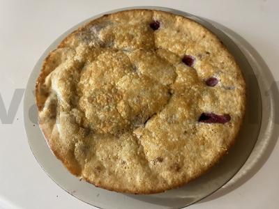 Plikytas kefyro apkepas su vyšnių uogomis pagrindine nuotrauka