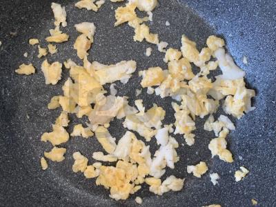 Sumuštinis su lydytu sūriu ir kiaušiniu Žingsnis 1