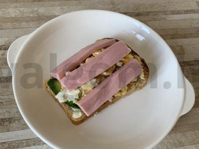 Sumuštinis su lydytu sūriu ir kiaušiniu pagrindine nuotrauka