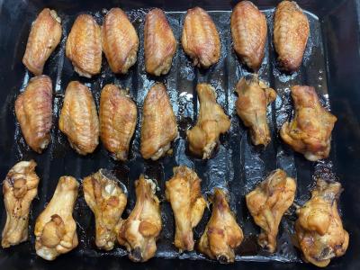 Kepti vištienos sparneliai su austrių padažu pagrindine nuotrauka