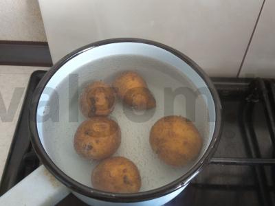 Grybų salotos su bulvėmis ir agurkais Žingsnis 1