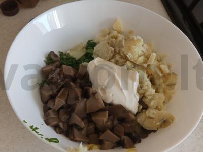 Grybų salotos su bulvėmis ir agurkais Žingsnis 5