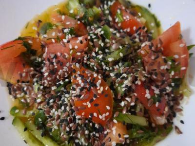 Salotos su vitaminų padažu pagrindine nuotrauka